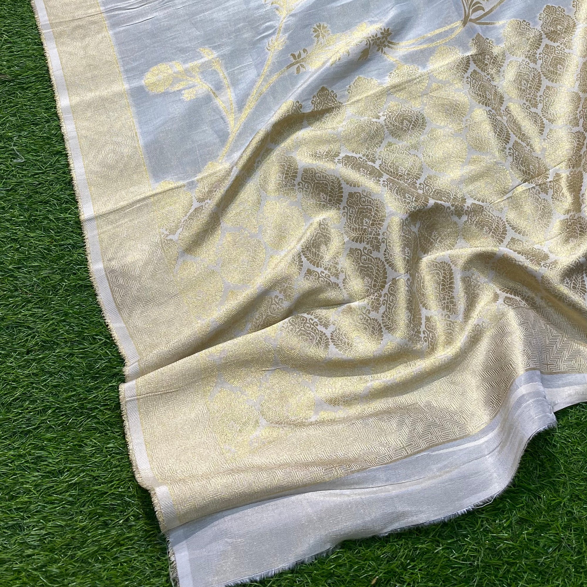 Premium Pure Russian Silk Saree! ♥ On Discount Now